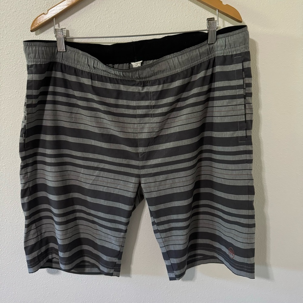 Travis Mathew Gray Stripes Boardshorts Coastal Beach-Large